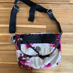 Women’s Lululemon Festival Bag Pigment Wind Berry Rumble.
